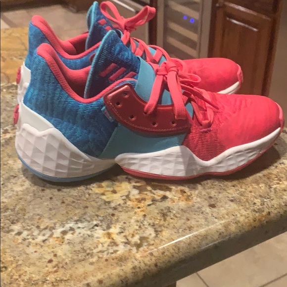 Tennis shoes - Picture 1 of 5